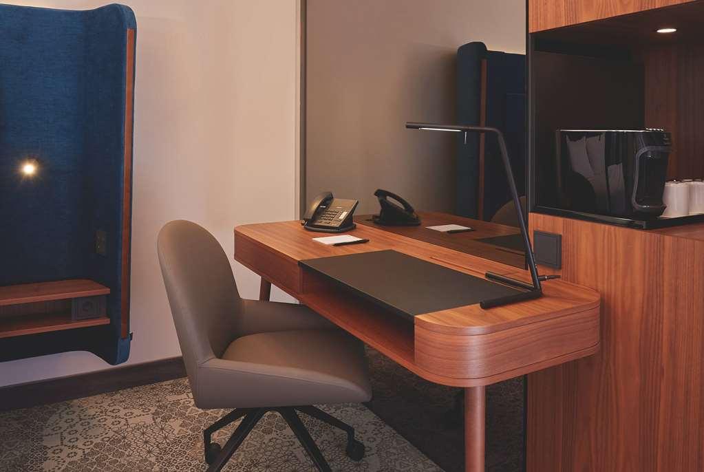 Hyperion Hotel Muenchen Bilik gambar A typical hotel room with a computer, telephone, and television