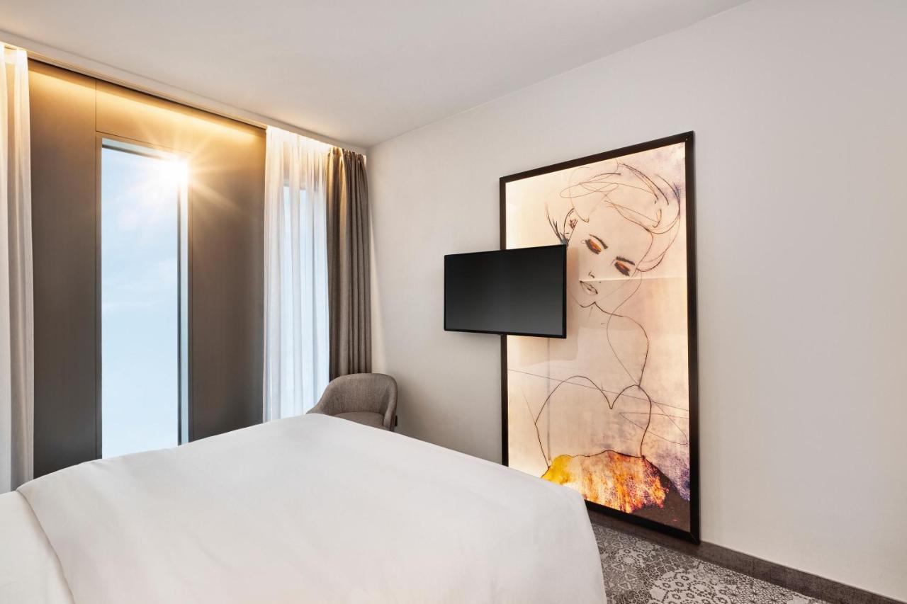 Hyperion Hotel Muenchen Luaran gambar A television mounted on a wall