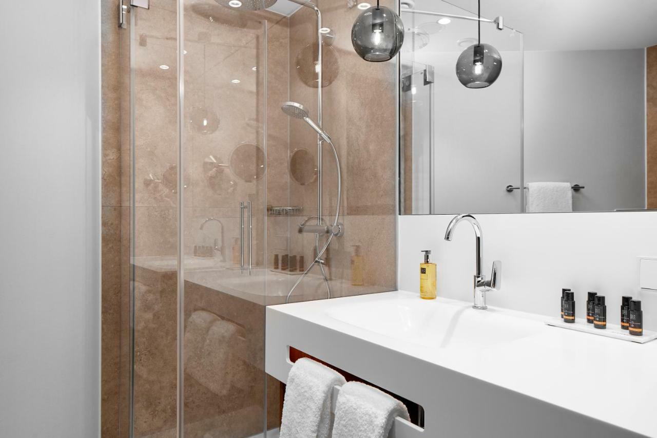 Hyperion Hotel Muenchen Luaran gambar A shower enclosure